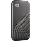 Western Digital - Disque SSD externe My Passport 1 To USB 3.2 - Gris-Construction durable : Dispose d’un design métallique audacieux qui est suffisamment résistant pour gérer tout ce qui se présente à vous. Sa construction résistante aux chocs et aux vibrations résiste à des chutes allant jusqu’à 1,98 m (6,5 pi)