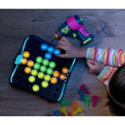 Educational Insights - Conception & Perceuse® BrightWorks™-Comprend : 7,5 " x 7,5 " Planche de conception, perceuse motorisée translucide avec tréset Philips, 50 boulons translucides colorés et guide d'activité. Nécessite 2 piles AA et 3 PILES AAA (non incluses). Brevet de forage No. D929 837 des États-Unis