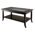 Winsome – Table à café rectangulaire Genoa, verre incrusté, une tablette, espresso-Table à café rectangulaire Genoa avec incrustation de verre et tablette. Dimensions globales de la table : 18 haut. x 40 larg. x 22,28 prof. (po). Dimensions du dessus : 40 larg. x 22,28 prof. (po). Dimensions du verre trempé : 30,43 larg. x 12,48 prof. (po). Dimensions de la tablette : 36,85 larg. x 19,13 prof. (po). Combinaison de bois massif et de bois composite au fini espresso foncé. Assemblage nécessaire.