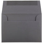 JAM Paper Enveloppes format invitation avec fermeture gommée, 3 5/8 x 5 1/8 po, gris foncé, 1000/paquet-Taille : A1 (3 5/8 x 5 1/8 po)